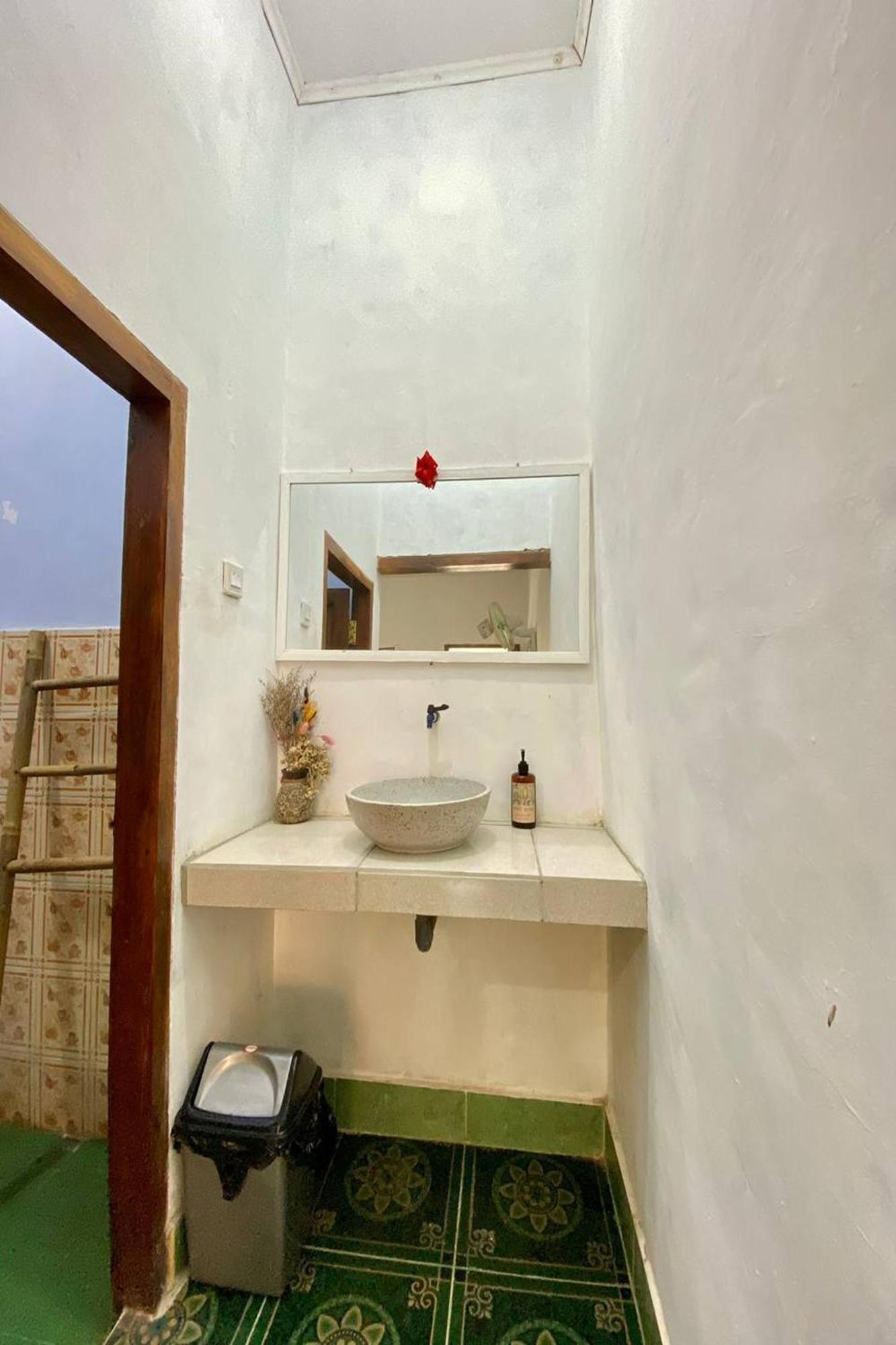 Duyung Rooms & Resto Gerupuk Bumbang Eksteriør billede